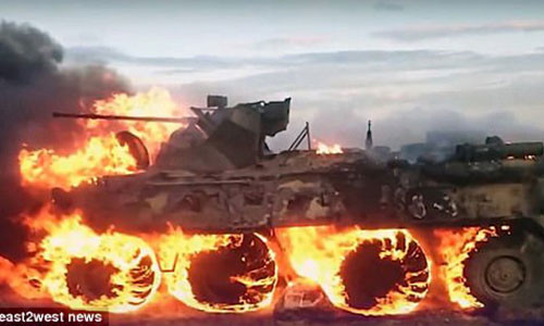 Chiếc xe bọc thép BTR-82 bị thiêu rụi hoàn toàn.