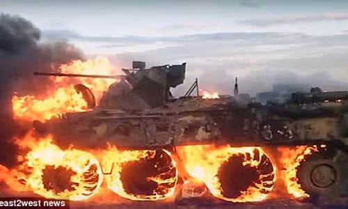 Chiếc xe bọc thép BTR-82 bị thiêu rụi hoàn toàn.