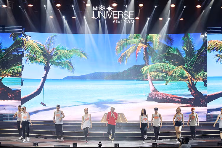 Sân khấu được thiết kế hiện đại với hệ thống đèn led nhiều màu sắc được thay đổi liên tục phù hợp từng tiết mục, phần thi.