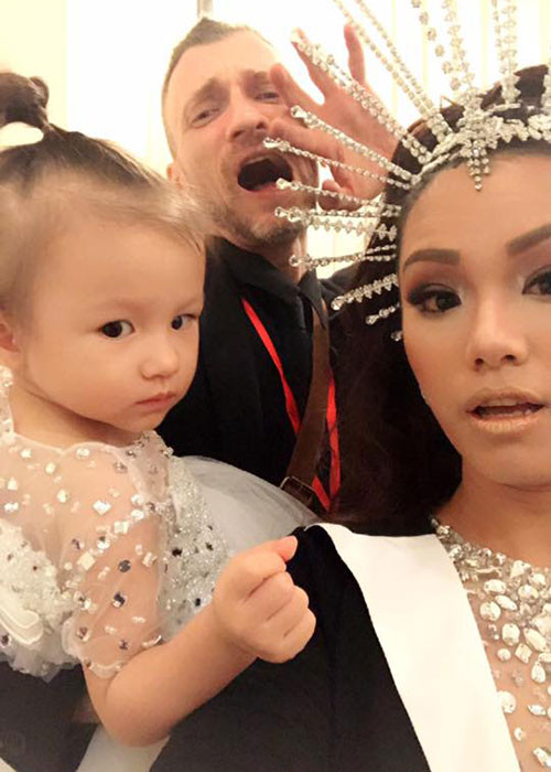 Bé Ailani là con gái của nữ ca sĩ Phương Vy và ông xã ngoại quốc. Càng lớn, cô nhóc càng dễ thương.