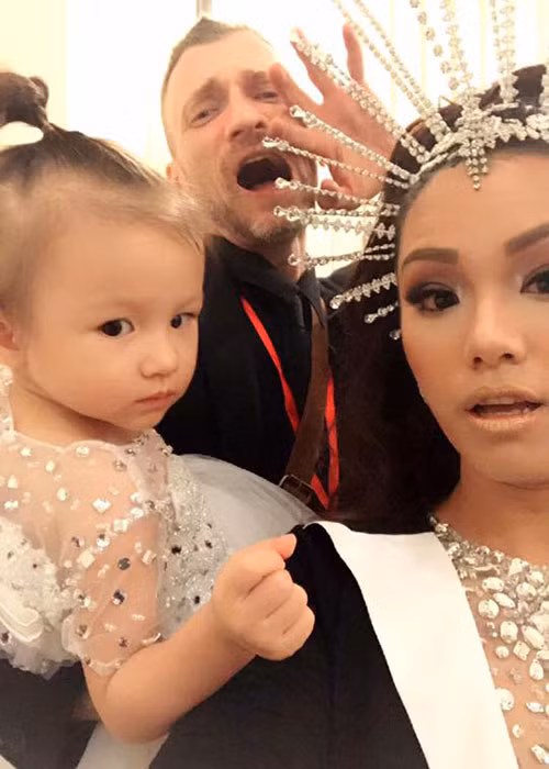 Bé Ailani là con gái của nữ ca sĩ Phương Vy và ông xã ngoại quốc. Càng lớn, cô nhóc càng dễ thương.