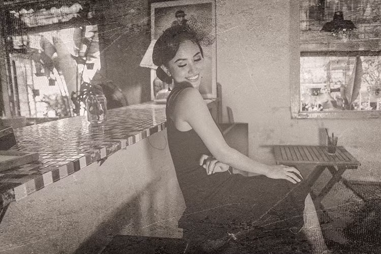 Vân Hugo viết trên trang cá nhân: “Trong trò chơi gọi là tình yêu/ Ai chán trước, người đó thắng/ Ai quên trước, người đó sướng/ Ai yêu hơn, chắc chắn thua/ Nên tốt nhất, đừng chơi yêu/ Yêu thì yêu cho tử tế, chân thành/ Nếu không/ Em sẽ quên anh trong 1 giây/Không hơn”.