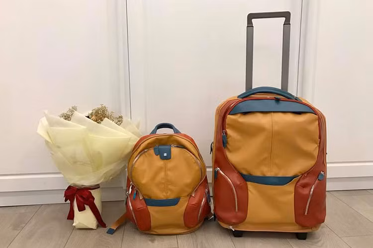 Lê Khánh viết trên trang cá nhân: “Cám ơn chồng yêu đã tặng cho vợ hai chiếc ba lô quá dễ thương. Hai em sẽ theo chân hai vợ chồng mình trong nhiều chuyến du lịch sắp tới chồng nhé”.