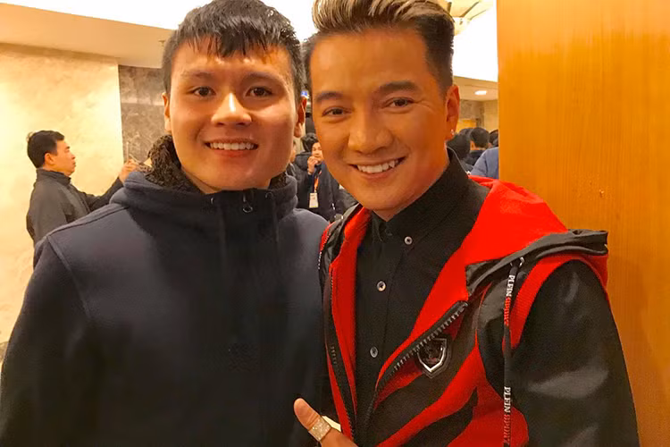 “Ông hoàng nhạc Việt” còn thân thiết với Quang Hải ở hậu trường đêm Gala vinh danh. Ảnh: FBNV