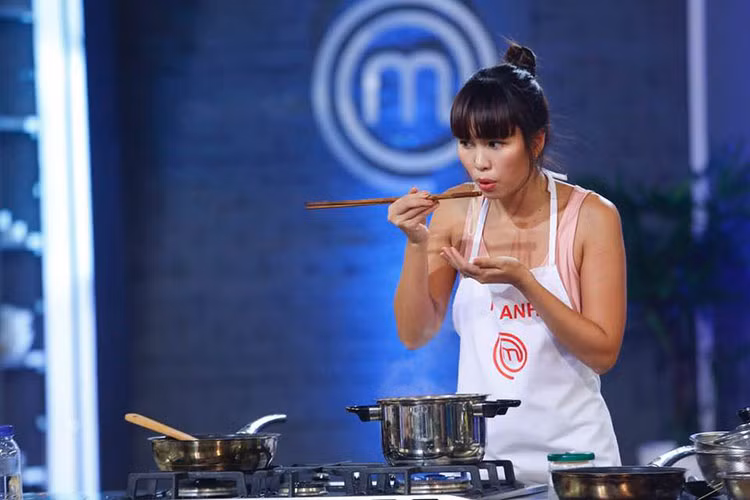 Siêu mẫu 8x cho hay cô biết tin vui khi đang quay chương trình “Vua đầu bếp: Người nổi tiếng”. Vào thời kỳ đầu mang thai ốm nghén, cô khá vất vả do lịch làm việc vẫn dày đặc.