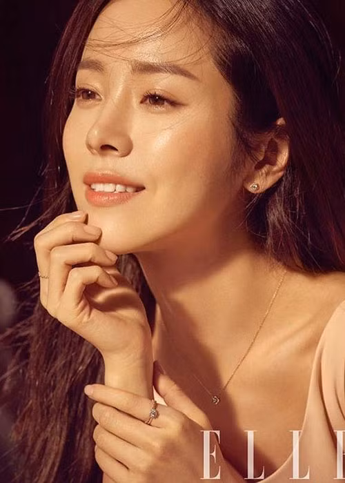 Bằng tuổi Han Ga In, Han Ji Min cũng xinh đẹp, trẻ trung. Nữ diễn viên được khán giả biết đến qua bộ phim “Hoàng tử gác mái”.