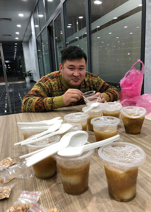 Diễn viên trẻ Mạnh Dũng cũng tham gia Táo quân 2018. Nghệ sĩ Chí Trung chia sẻ hình ảnh Mạnh Dũng đồng thời viết: "Bỏ tuần trăng mật, bỏ vợ trẻ ở quê nhà đến đây ăn bánh trôi tàu của nhà Táo".