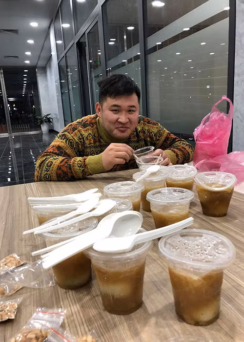 Diễn viên trẻ Mạnh Dũng cũng tham gia Táo quân 2018. Nghệ sĩ Chí Trung chia sẻ hình ảnh Mạnh Dũng đồng thời viết: "Bỏ tuần trăng mật, bỏ vợ trẻ ở quê nhà đến đây ăn bánh trôi tàu của nhà Táo".