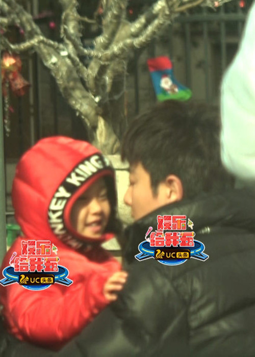 Mới đây, hình ảnh nam diễn viên cưng nựng con gái đã được ghi lại.