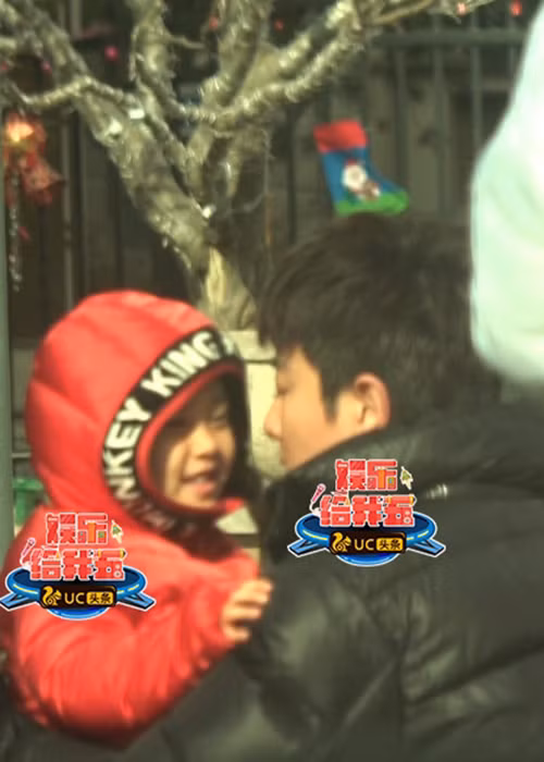 Mới đây, hình ảnh nam diễn viên cưng nựng con gái đã được ghi lại.