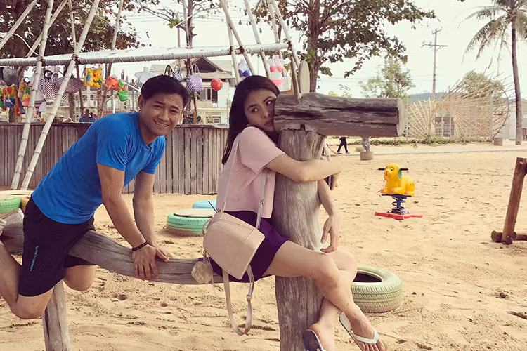 Hot Face sao Việt 24h: Quý Bình chia sẻ hình ảnh vui vẻ bên Vân Trang khi quay phim ở Phú Quốc.