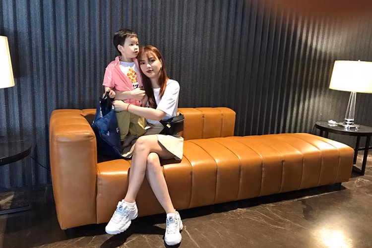 Thu Thủy chia sẻ: “Năm 2017 khép lại với những chuyện buồn… Năm 2018 mở ra 1 trang mới và những điều mới, không mong giàu có chỉ mong được cuộc sống bình yên và sức khỏe cùng gia đình và con trai! Mẹ sẽ mạnh mẽ để đi cùng con suốt chặng đường con trai yêu của mẹ!”.