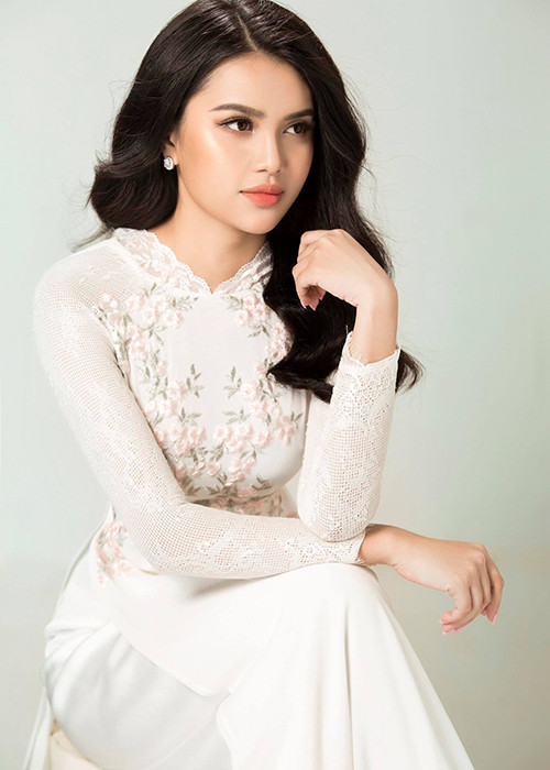 Diệu Thùy sinh năm 1997. Cô cao 1m76, có số đo ba vòng 85-58-94. Hiện, Diệu Thùy là sinh viên trường Đại học Ngoại thương TP HCM.