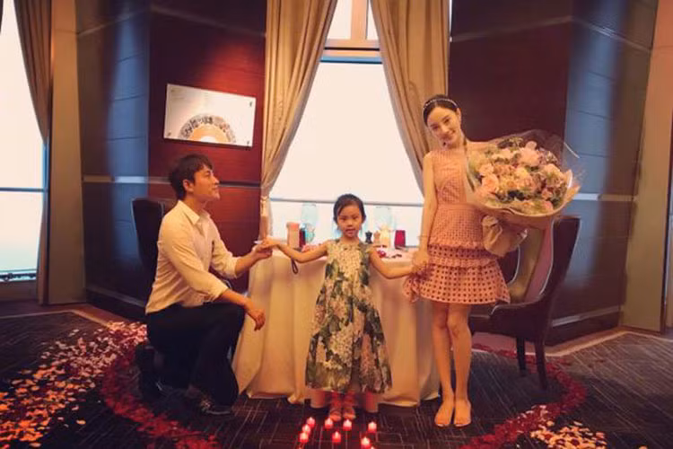 Bé Điềm Hinh có nhiều nét giống Giả Nãi Lượng hơn Lý Tiểu Lộ. Ảnh: Sina