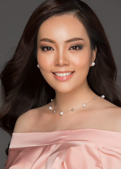 Gương mặt của Vân Anh được nhận xét hài hòa, thuần Việt. Đặc biệt, cô có nụ cười tỏa nắng.