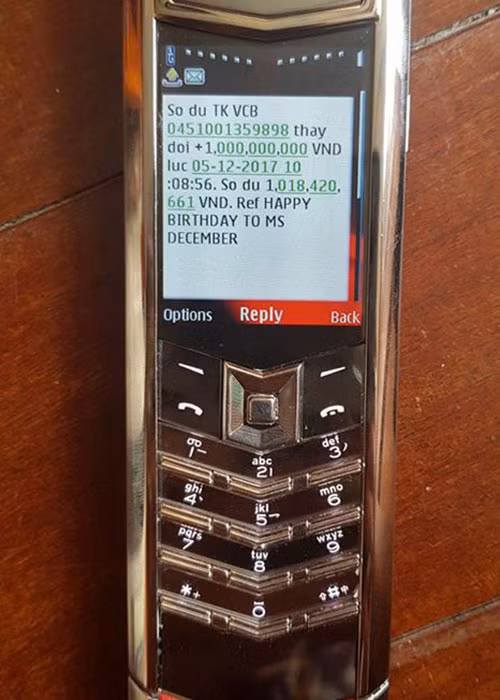 Mỹ nhân Việt này đã được chuyển khoản 1 tỷ đồng vào tài khoản cùng với chiếc điện thoại vertu đắt giá khiến nhiều người ghen tỵ. Ảnh: FBNV