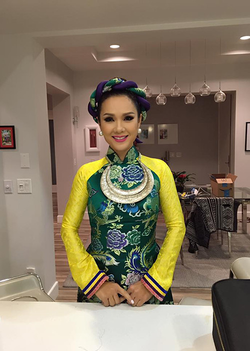 Người đẹp sinh năm 1969 đang làm việc tại một đài truyền hình địa phương ở xứ cờ hoa. Ảnh: FBNV