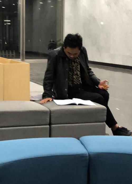 Nghệ sĩ Quốc Khánh chăm chú đọc kịch bản. Mới đây, anh chia sẻ nhận được lời mời tham gia Táo quân 2018 nhưng chưa chắc đã đóng vai Ngọc Hoàng quen thuộc.