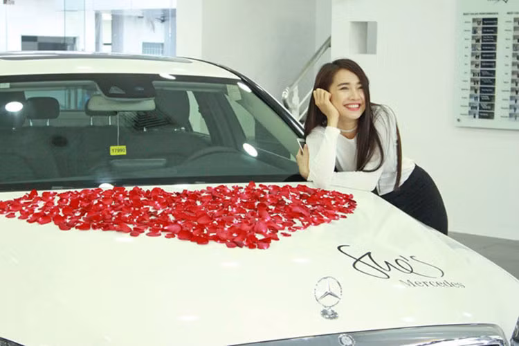 Được bạn trai tặng quà giá trị, Nhã Phương liên tục biểu cảm dễ thương trong ngày nhận xế hộp. Ảnh: Zing