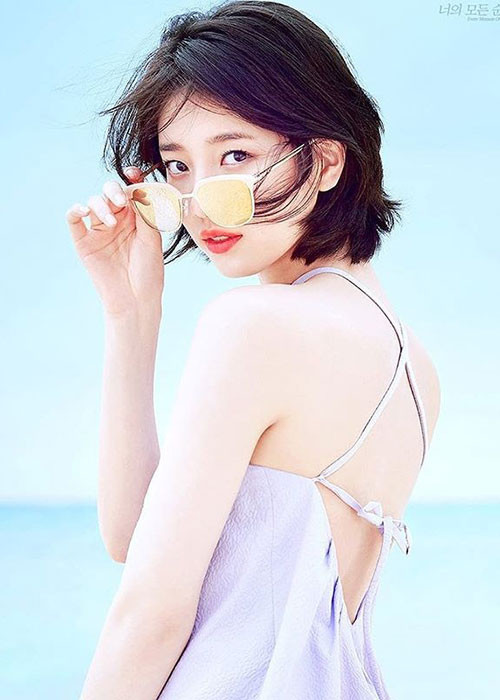 Nữ ca sĩ Suzy sinh năm 1994. Cô là cựu thành viên của nhóm nhạc nữ đình đám Miss A.