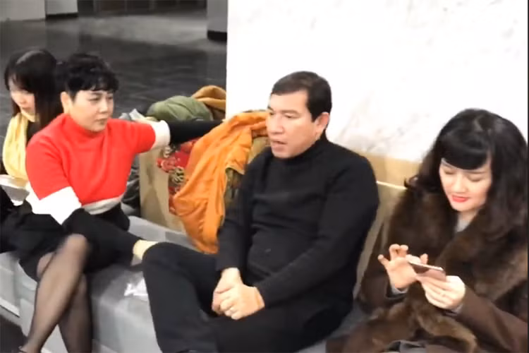 Nghệ sĩ Minh Hằng (áo đỏ) và Quang Thắng trao đổi kịch bản.