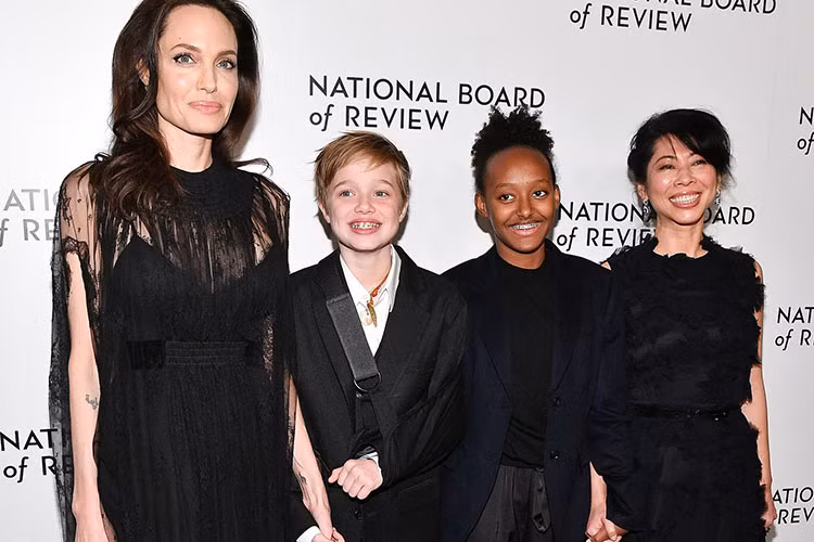 Hình ảnh mới nhất của Shiloh khi xuất hiện tại một sự kiện bên chị gái và mẹ.