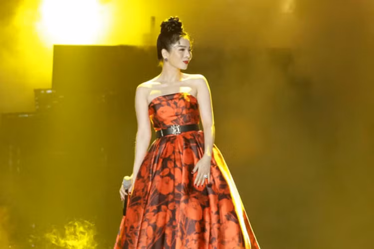 Nổi tiếng là "nữ hoàng phòng trà" cùng nhiều tình khúc Bolero nổi tiếng, nhưng Lệ Quyên vẫn được nhiều khán giả trẻ yêu mến và dành nhiều sự ủng hộ vào tối qua.