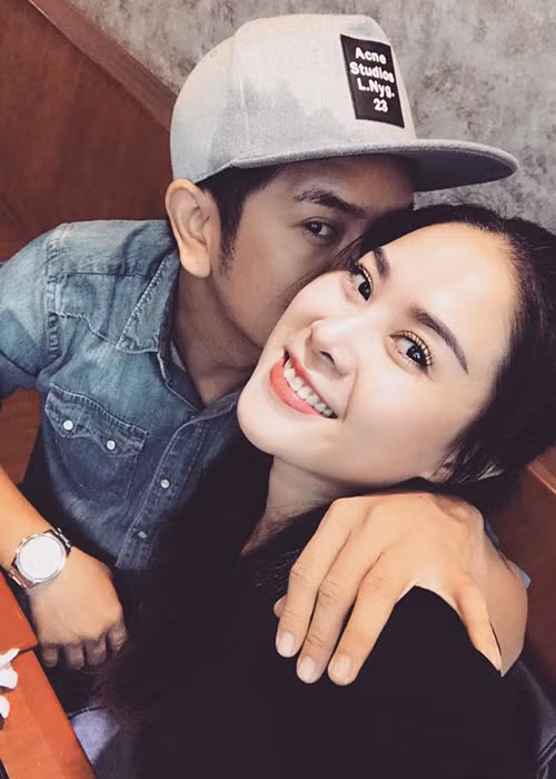 Trên trang cá nhân, Hùng Thuận và bạn gái mới thường xuyên khoe ảnh tình tứ bên nhau trước khi công khai là một cặp. Ảnh: FBNV
