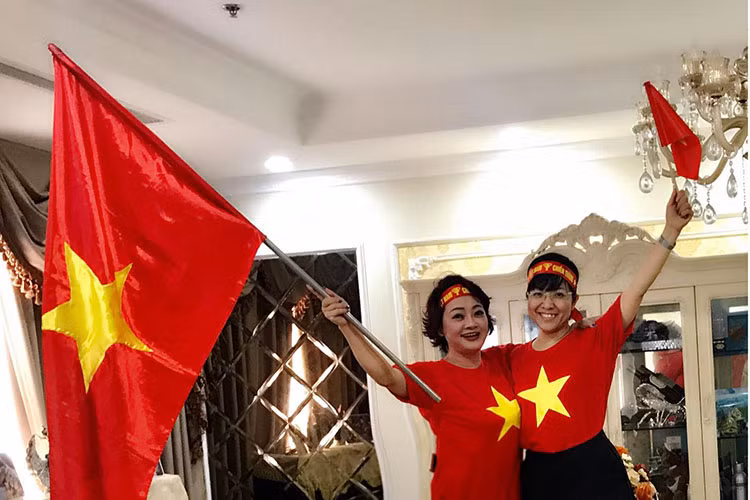 MC Thảo Vân, nghệ sĩ Trà My đã khóc trong giây phút đội tuyển Việt Nam giành chiến thắng để vào vòng chung kết.