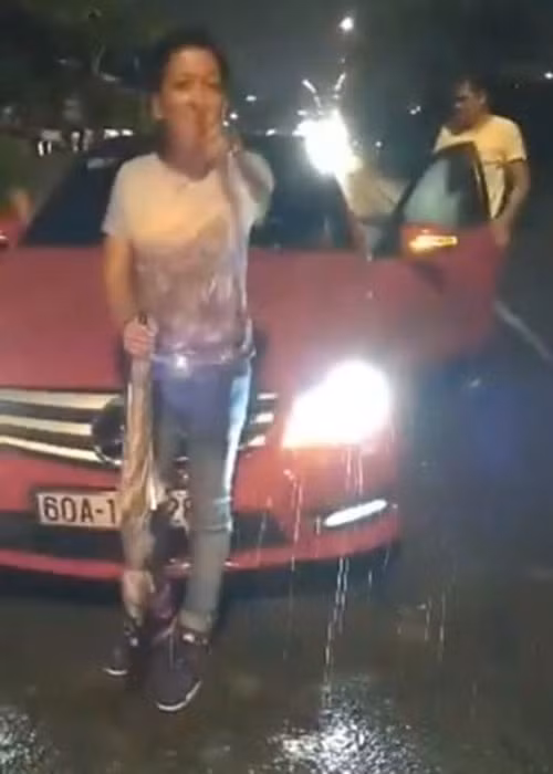 Tháng 9/2017, cư dân mạng truyền tay nhau clip tố Trường Giang say xỉn, tranh cãi trong vụ va chạm giao thông giữa đêm khuya. Ảnh: youtube