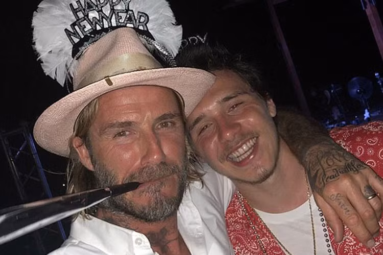 Hình ảnh David bên cậu con trai Brooklyn khi cả gia đình đón năm mới cùng nhau.