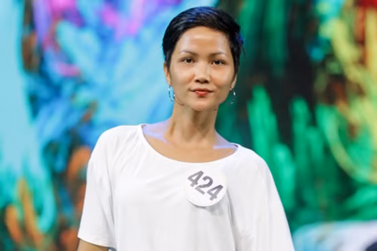 H'hen Niê sở hữu vẻ đẹp khỏe khoắn và được yêu mến bởi sự tự tin, chân thật và tấm lòng nhân ái. Ảnh: Saostar