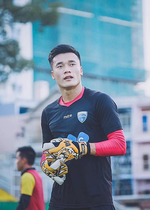 Bùi Tiến Dũng đang trở thành ngôi sao trong lòng công chúng sau chiến thắng của U23 Việt Nam trước U23 Qatar tại trận bán kết giải U23 châu Á. Không chỉ cư dân mạng, nhiều mỹ nhân Việt cũng đổ gục trước tài năng và vẻ điển trai của anh.