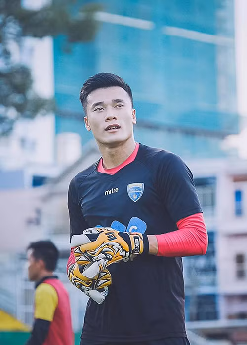 Bùi Tiến Dũng đang trở thành ngôi sao trong lòng công chúng sau chiến thắng của U23 Việt Nam trước U23 Qatar tại trận bán kết giải U23 châu Á. Không chỉ cư dân mạng, nhiều mỹ nhân Việt cũng đổ gục trước tài năng và vẻ điển trai của anh.