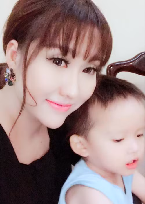 Mới đây, Phi Thanh Vân trở thành tâm điểm khi công ty của cô sản xuất mỹ phẩm trái phép. Giữa ồn ào, nữ diễn viên đăng tải hình ảnh mỉm cười bên con trai.