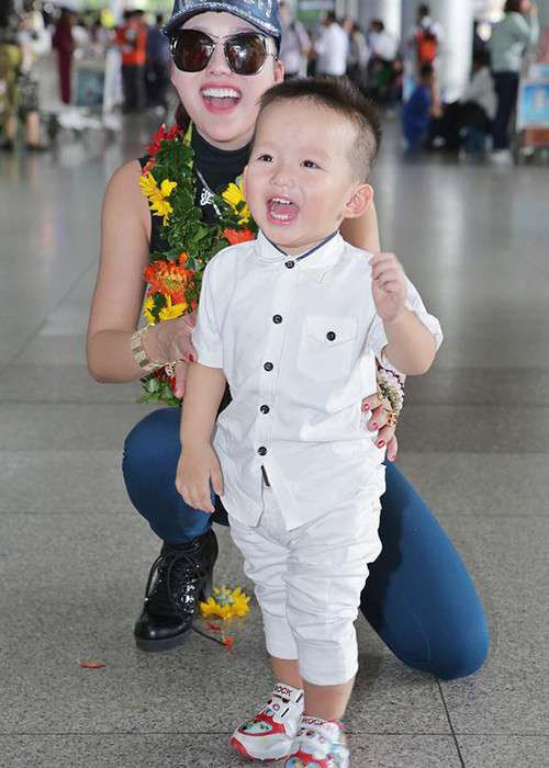 Con trai của Phi Thanh Vân rất hay cười, ngoan ngoãn và ngày càng kháu khỉnh.