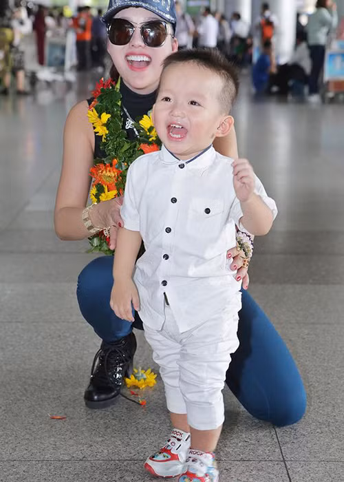 Con trai của Phi Thanh Vân rất hay cười, ngoan ngoãn và ngày càng kháu khỉnh.