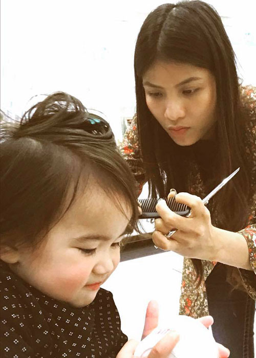 Khoảnh khắc đáng yêu của bé Yvona khiến dân mạng thích thú.