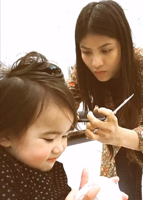 Khoảnh khắc đáng yêu của bé Yvona khiến dân mạng thích thú.