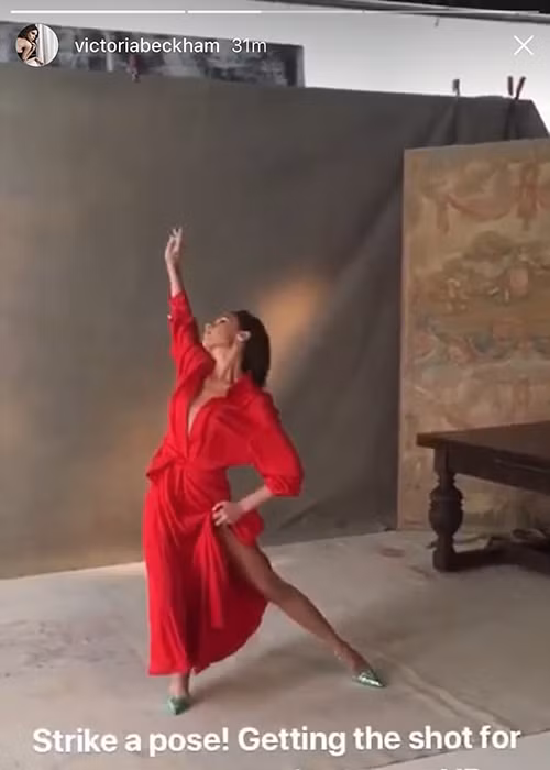 Hình ảnh Victoria Beckham liên tục tạo dáng uyển chuyển, đầy ấn tượng khiến người xem chú ý.