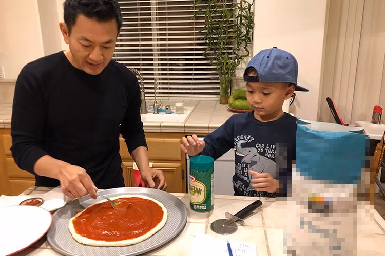 Thanh Thảo đăng tải hình ảnh bạn trai và con trai nuôi kèm chú thích: “Sắp có pizzza ăn. Mỗi ngày hai bạn này thường tạo tiếng cười và niềm vui cho mẹ Thảo”.