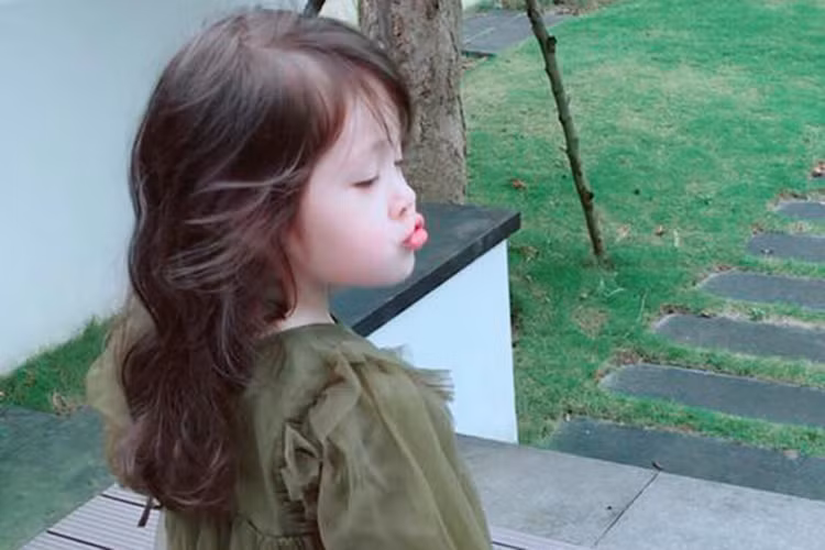 Con gái của Elly Trần chu môi đáng yêu khi làm mẫu ảnh cho mẹ.