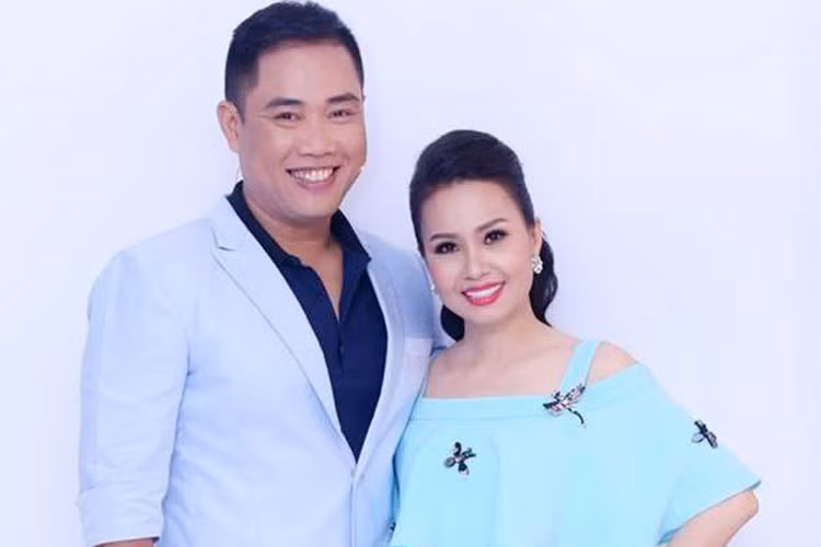 Sau khi lấy chồng và sinh con, Cẩm Ly sớm trở lại ca hát nhờ sự ủng hộ, hỗ trợ của chồng.