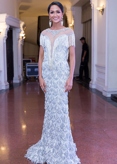 Trong khi Hoàng Thùy và Mâu Thủy lựa chọn kiểu tóc uốn xoăn cổ điển thì H’hen Niê xuất hiện với mái tóc ngắn chải mượt. Ảnh: Zing