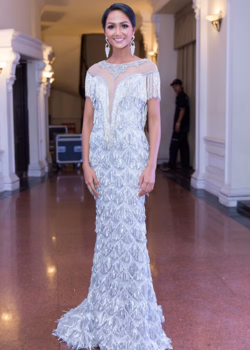 Trong khi Hoàng Thùy và Mâu Thủy lựa chọn kiểu tóc uốn xoăn cổ điển thì H’hen Niê xuất hiện với mái tóc ngắn chải mượt. Ảnh: Zing