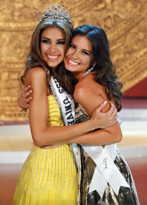 Dayana Mendoza đăng quang ngôi vị Hoa hậu Hoàn vũ Thế giới 2008, tại Nha Trang, Việt Nam.