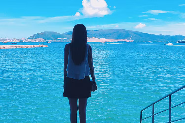 Midu đăng tải hình ảnh chụp từ đằng sau kèm chú thích: “Chỉ muốn đi thật xa, quên đi những muộn phiền".