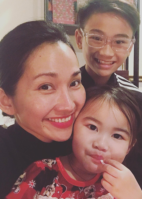 Kim Hiền chia sẻ về cậu con trai Sonic: “Đi làm về phụ mẹ đem đồ trong xe ra. Cơn mưa hôm nay tầm tã và dĩ nhiên niềm hạnh phúc khi con trai có giấy khen trong mùa học làm cho tôi cảm giác ấm áp trong cơn gió lạnh hôm nay. Mẹ sẽ cố gắng làm việc hết mình để các con được mọi thứ nơi đây. Cám ơn Sonic của mẹ”.