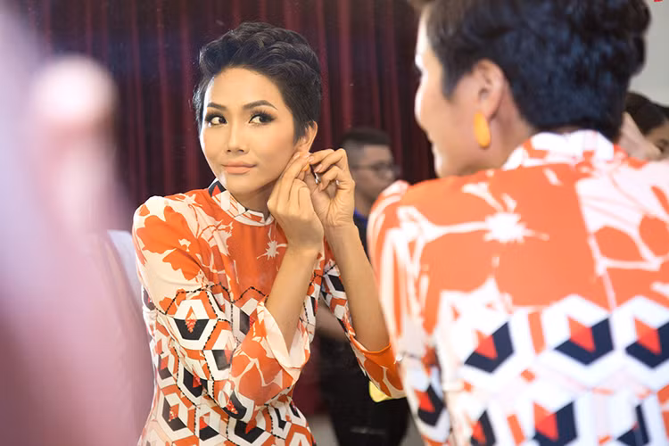 Hoa hậu H’hen Niê chia sẻ: “Đây là lần trình diễn thời trang đầu tiên của Hen kể từ khi đăng quang. Trước khi đến với Hoa hậu Hoàn vũ Việt Nam, Hen cũng là một người mẫu có kinh nghiệm trình diễn thời trang...