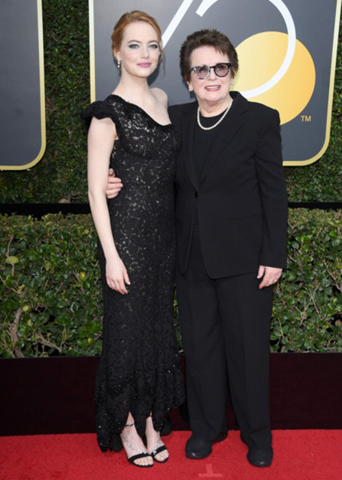Emma Stone (trái) rạng rỡ bên cựu tay vợt Billie Jean King.